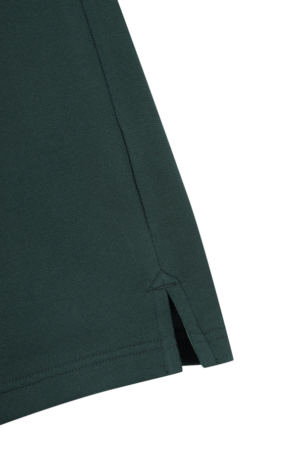 **스탠드 칼라 하프-집 스웨트셔츠**

남성용 스탠드 칼라 하프-집 스웨트셔츠입니다. 가을, 겨울 시즌 착용하기 좋으며, 골프 및 일상 용도로 활용 가능합니다. 슬림핏, 레귤러핏, 오버핏 등 다양한 핏으로 출시되었으며, 그레이, 와인, 그린 세 가지 색상으로 만나볼 수 있습니다. 부드러운 촉감의 더블레이어드 소프트 원단을 사용하여 편안한 착용감을 선사합니다.

하프넥 디자인에 집업 여밈 방식을 적용했으며, 세미오토락 지퍼로 편리함을 더했습니다. 등판과 가슴 부분에 리플렉티브 프린트와 로고를 적용하여 야간에도 시인성을 확보했습니다. 또한, 삼중 스티치 보강 어깨 솔기, 6mm 모빌론 테이프 어깨라인, 사이드 슬릿 등의 디테일로 활동성을 높였습니다. 스포티, 캐주얼, 미니멀 스타일을 연출하기에 적합하며, 골프룩과 겨울 데일리룩에 모두 잘 어울립니다.
