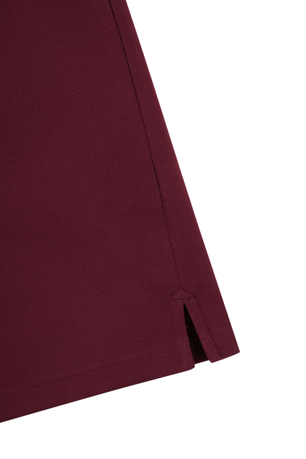 스탠드 칼라 하프 집업 스웨트셔츠는 남성용 상의로, 가을과 겨울에 스포티하고 캐주얼한 스타일을 연출하기 좋습니다. 부드러운 촉감의 더블레이어드 소프트 원단을 사용하여 편안한 착용감을 제공하며, 슬림핏, 레귤러핏, 오버핏 등 다양한 핏으로 출시됩니다. 하프 집업 스타일의 스탠드 칼라 디자인은 세련된 느낌을 주며, 그레이, 와인, 그린 등 다채로운 색상으로 만나볼 수 있습니다. 특히, 플라워, 로고, 리플렉티브 프린트 패턴으로 포인트를 주어 개성 있는 스타일을 완성할 수 있으며, 골프 및 일상용으로 적합합니다. 긴소매에 중두께로 제작되었으며, 반자동 락 지퍼, 어깨 트리플 스티치 보강, 6mm 모빌론 테이프 사용, 사이드 슬릿, 재귀반사 기능으로 기능성을 더했습니다.
