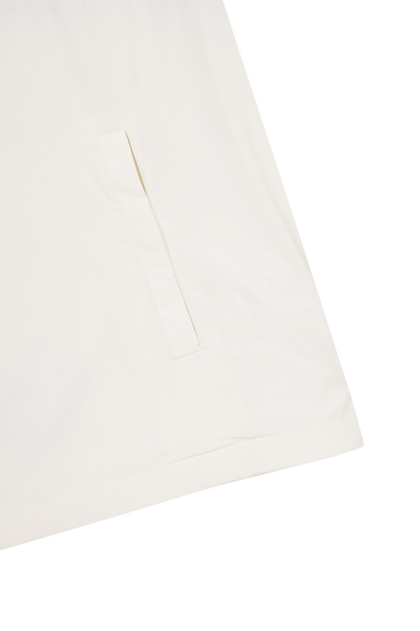 컨트라스트 체스트 보더 우븐 아노락은 남성용 아우터로, 골프, 가을 나들이, 겨울 데일리룩에 적합한 스포티한 스타일의 아노락입니다. 아이보리, 민트, 네이비 3가지 색상으로 출시되었으며, 메쉬 안감과 통기성을 갖춰 활동성을 높였습니다. 슬림핏에 레귤러 기장으로 제작되었으며, 하프 집업 형태에 스탠드 카라 디자인을 더했습니다. 전면 하단 사선 싱글월트 포켓, 소매단 밴드, 밑단 스트링&스토퍼 등의 디테일로 실용성을 더했고, 오른쪽 소매 베어 자수 와펜으로 포인트를 주었습니다.
