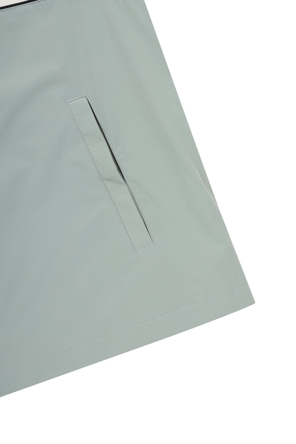 컨트라스트 체스트 보더 우븐 아노락은 남성용 아우터로, 아이보리, 민트, 네이비 세 가지 색상으로 출시되었습니다. 봄, 여름, 가을, 겨울 사계절 모두 착용 가능하며, 스포티하고 캐주얼한 스타일을 연출할 수 있습니다. 컬러 블록 패턴의 하프 집업 방식 아노락으로, 슬림핏, 데일리핏, 오버핏 등 다양한 핏으로 연출할 수 있습니다. 나일론 소재로 제작되어 보통 두께감을 가지며, 세미오토락 지퍼풀러, 넥밴드 이면 포인트 컬러, 베어 자수 와펜 등의 특징을 가지고 있습니다. 골프, 일상 등 다양한 TPO에 활용 가능합니다.
