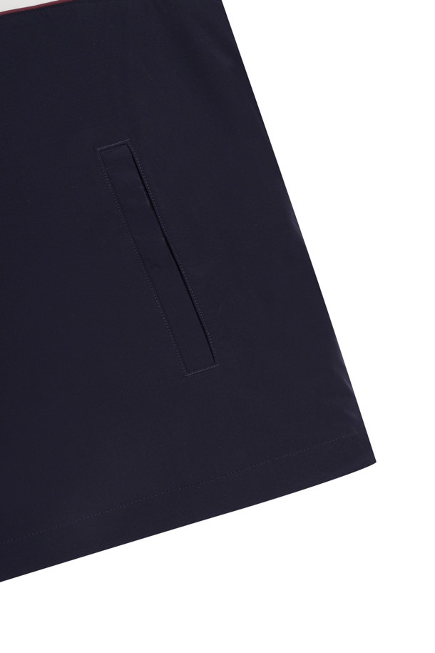 컨트라스트 체스트 보더 우븐 아노락(Contrast Chest Border Woven Anorak)은 남성용 아우터 아노락입니다. 아이보리, 민트, 네이비 세 가지 색상으로 출시되었으며, 봄, 가을, 겨울 계절에 골프 및 일상용으로 착용하기 좋습니다. 가슴 중앙에서 소매로 이어지는 보더 라인과 세미오토락 지퍼풀러가 돋보이며, 넥밴드 이면의 포인트 컬러, 오른쪽 소매의 베어 자수 와펜으로 포인트를 더했습니다. 슬림핏과 오버핏 두 가지 핏으로 출시되었으며, 나일론 소재에 두꺼운 두께감, 메쉬 안감, 긴 소매 기장으로 제작되었습니다. 가슴 하단의 사선 싱글월트 포켓, 소매단 밴드, 밑단 스트링 & 스토퍼, 후면 하단 장갑 벨크로 등 다양한 디테일이 특징입니다.
