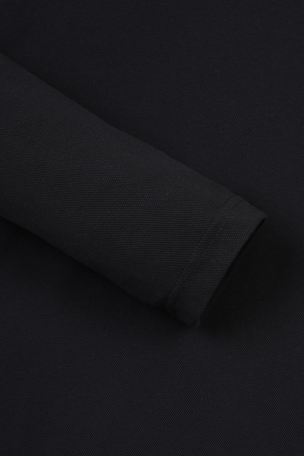 에센셜 니트 카라 티셔츠는 남성을 위한 상의로, 골프 및 일상생활에서 활용하기 좋습니다. 아이보리 컬러의 무지 디자인으로, 봄, 여름, 가을, 겨울 사계절 모두 착용 가능합니다. 슬림핏, 데일리핏, 오버핏으로 다양한 스타일을 연출할 수 있으며, 니트 카라와 긴소매가 특징입니다. 왼쪽 가슴 베어 자수 및 소매 오각형 장식, 밑단 삼봉 스티치, 소매단 립밴드, 몸판 매칭 컬러 플라켓 등의 디테일이 돋보입니다.
