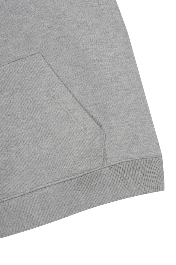 (U) 프린티드 백 후디는 남성용 상의로, 캐주얼 및 스포티 스타일을 모두 소화할 수 있는 후드티입니다. 가을, 겨울 시즌에 적합하며, 부드러운 면 소재로 제작되어 편안한 착용감을 선사합니다. 캥거루 포켓이 있어 실용성을 더했으며, 레귤러핏과 긴소매 기장으로 활동성을 보장합니다. 그레이 컬러에 로고 패턴이 더해져 심플하면서도 스타일리시한 골프룩을 연출할 수 있습니다.
