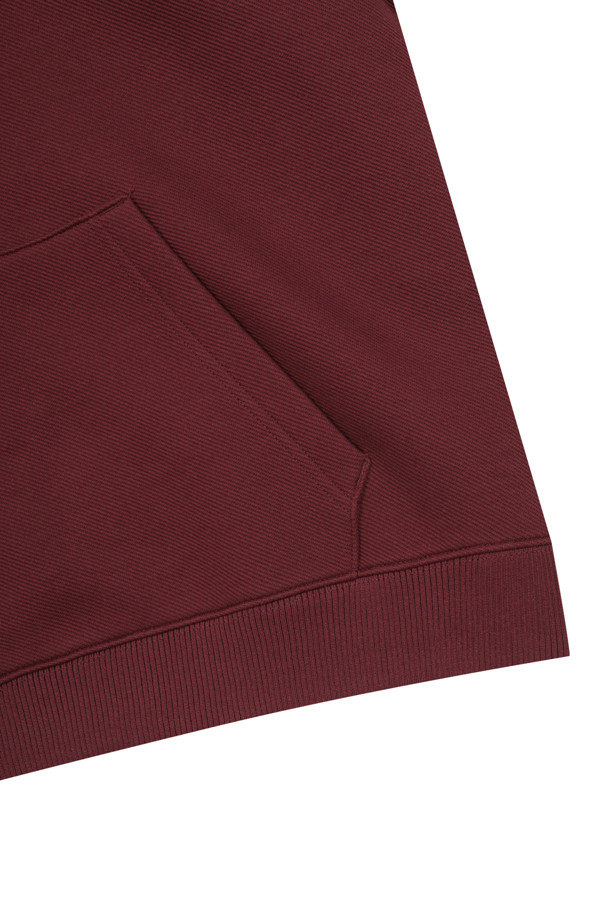 '(U) 프린티드 백 후디'는 남성용 상의로, 가을과 겨울에 따뜻하게 착용할 수 있는 두꺼운 폴리에스테르 소재 후디입니다. 버건디, 화이트, 블랙 세 가지 색상으로 제공되며, 스포티하면서도 캐주얼한 스타일을 연출합니다. 등판에 배색 디자인이 적용되어 포인트를 주며, 골프룩으로 활용하기 좋습니다. 레귤러핏에 긴 소매 기장으로 제작되어 편안한 착용감을 선사합니다.
