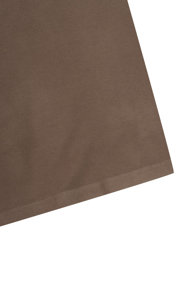 A/R 소프트 터치 카라 티셔츠는 남성용 상의로, 브라운과 블랙 두 가지 색상으로 제공됩니다. 부드러운 촉감의 아크릴레이온, 폴리우레탄 혼방 소재로 제작되었으며, 겨울철 골프 및 일상에서 활용하기 좋습니다. 베이직한 스타일의 무지 디자인에 긴 소매와 레귤러 기장으로 제작되었으며, 슬림핏, 데일리핏, 오버핏 등 다양한 핏으로 연출할 수 있습니다. 목 부분은 돌로 카라 형태로 디자인되었으며, 좌측 가슴에는 시그니처 메달리온 와펜이, 밑단과 소매단은 삼봉 마감 처리되어 잦은 사용에도 늘어짐 없이 착용할 수 있습니다.
