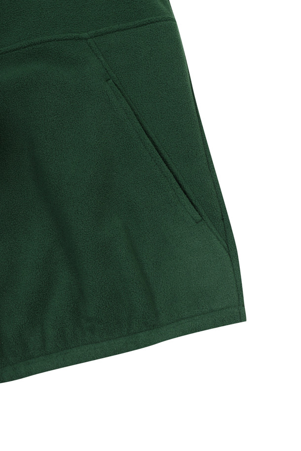 부드러운 촉감의 남성용 하프 집업 티셔츠입니다. 봄, 가을 시즌에 골프 및 일상에서 스포티하고 캐주얼한 스타일을 연출하기 좋습니다. 무지 디자인의 레귤러핏 긴소매 티셔츠로, 하프넥과 보통 두께감으로 편안함을 더했습니다. 폴리에스테르 소재로 제작되어 흡습 및 통기 기능이 뛰어나고, 집업과 로고 디테일로 포인트를 주었습니다.
