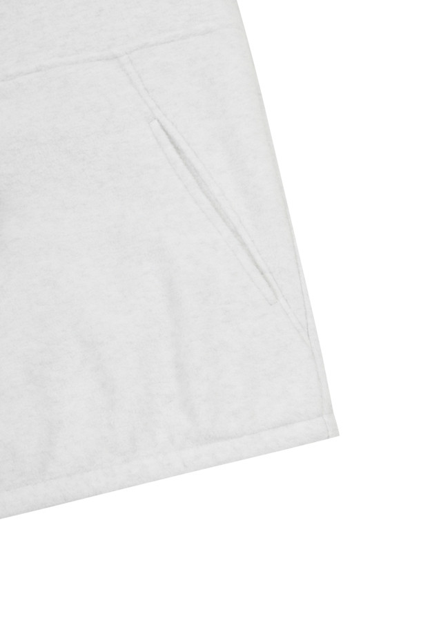 부드러운 촉감의 소프트 터치 하프 집업 티셔츠입니다. 남성용으로, 골프 및 일상용으로 모두 활용 가능하며, 봄, 가을에 적합합니다. 레귤러 핏에 레귤러 기장으로, 스포티하고 캐주얼한 스타일을 연출합니다. 무지 디자인에 긴 소매와 하프넥, 집업 디테일이 돋보이며, 폴리에스테르 소재로 제작되어 부드러운 착용감을 선사합니다. 화이트와 블랙 두 가지 색상으로 출시되었습니다.
