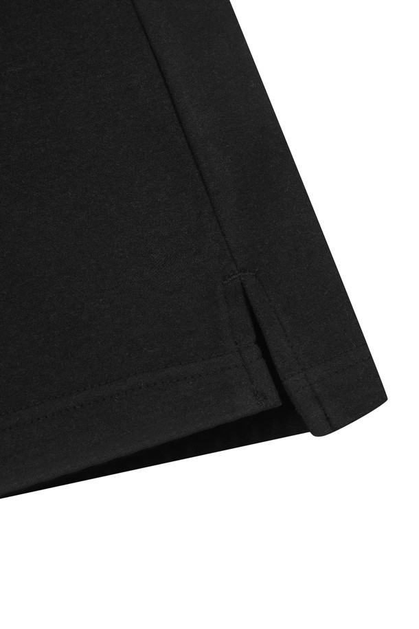 마이크로 플리스 집업 풀오버는 부드러운 촉감의 기모 플리스 소재로 제작되어 가을, 겨울 시즌 보온성을 제공합니다. 하프 집업 네크라인과 긴 소매, 데일리/오버핏으로 편안한 착용감을 선사하며, 스포티 및 캐주얼 스타일을 연출하기 좋습니다. 아이보리, 그레이, 그린, 블랙 등 다양한 컬러로 출시되었으며, 골프 및 일상에서 활용하기 좋습니다. 좌측 가슴의 베어 자수와 후면 넥밴드 하단의 커브드 로고 자수가 디자인 포인트입니다. 소매단과 밑단 삼봉 스티치 마감으로 견고함을 더했습니다.
