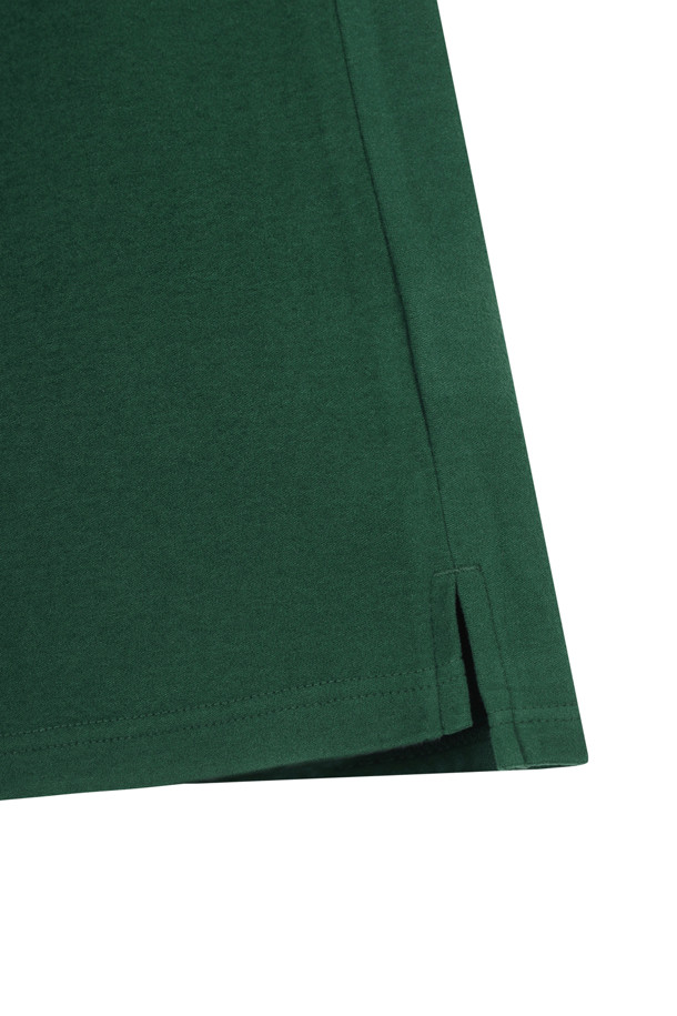 마이크로 플리스 집업 풀오버는 남성 골프룩을 위한 스포티한 스타일의 집업 티셔츠입니다. 아이보리, 그레이, 그린, 블랙 4가지 색상으로 출시되었으며, 가을/겨울 시즌에 적합합니다. 부드러운 촉감의 플리스와 기모 소재를 사용하여 보온성을 높였으며, 하프넥 디자인에 좌측 가슴 베어 자수와 후면 넥밴드 커브드 로고 자수로 포인트를 더했습니다. 슬림핏, 데일리핏, 오버핏 3가지 핏으로 만나볼 수 있으며, 소매단과 밑단 삼봉 스티치로 마감했습니다.
