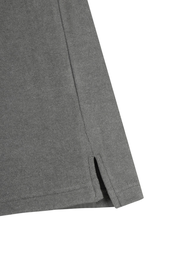 **마이크로 플리스 집업 풀오버**는 부드러운 촉감의 플리스와 기모 소재로 제작되어 가을, 겨울철 따뜻하게 착용할 수 있는 남성용 상의입니다. 하프넥 디자인과 집업 스타일로 보온성을 높였으며, 스포티, 캐주얼 스타일 모두 소화 가능합니다. 아이보리, 그레이, 그린, 블랙 4가지 색상으로 출시되었으며, 슬림핏, 데일리핏, 오버핏 등 다양한 핏으로 만나볼 수 있습니다. 좌측 가슴의 베어 자수와 후면 넥밴드 하단의 커브드 로고 자수, 소매단과 밑단의 삼봉 스티치 디테일이 돋보입니다. 골프룩 또는 겨울 데일리룩으로 활용하기 좋으며, 데일리 무드를 연출하기에 좋습니다.
