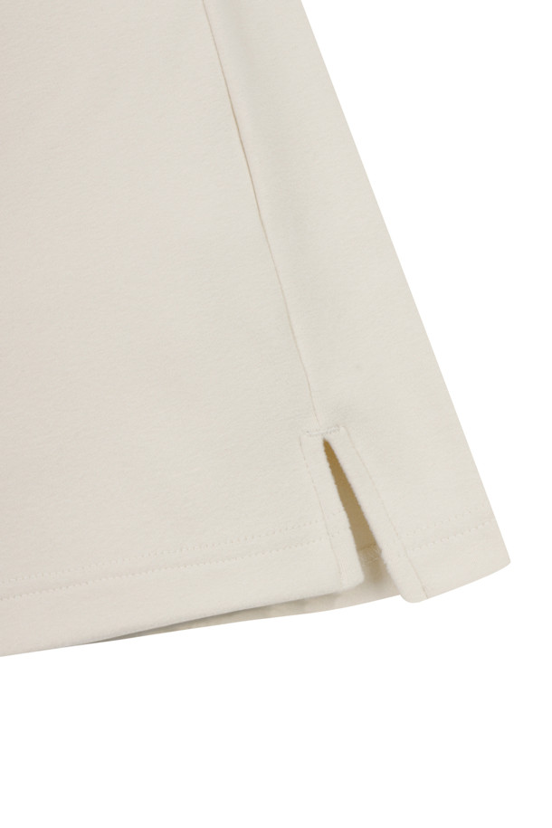 아이보리 컬러의 남성용 마이크로 플리스 집업 풀오버입니다. 부드러운 촉감의 폴리에스테르와 플리스 소재로 제작되어 가을, 겨울철 보온성을 책임집니다. 하프넥 디자인과 레귤러핏으로 스포티하면서도 캐주얼한 스타일을 연출하며, 골프 및 일상복으로 활용 가능합니다. 두꺼운 두께감과 긴 소매 기장으로 추운 날씨에도 따뜻하게 착용할 수 있으며 집업 스타일로 간편하게 입고 벗을 수 있습니다. 경량 기능으로 활동성을 높인 실용적인 골프웨어입니다.
