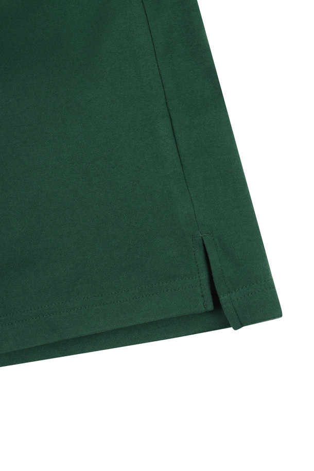 부드러운 촉감의 폴로 티셔츠입니다. 가을, 겨울 시즌에 적합하며, 보온성을 높여주는 기모 안감으로 제작되었습니다. 슬림핏, 데일리핏, 오버핏 등 다양한 핏으로 만나볼 수 있으며, 아이보리, 그레이, 그린 세 가지 색상으로 출시되었습니다. 베이직하고 스포티한 스타일을 연출하기 좋으며, 골프룩, 겨울 데일리룩, 출근룩 등 TPO에 맞춰 활용할 수 있습니다. 넥 변형을 방지하는 넥테이프, 밑단 삼봉 스티치, 가슴 자수, 소매 로고 자수 디테일로 완성도를 높였습니다.
