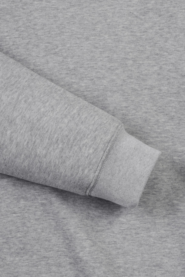 Border Line 슬리브스 칼라 스웨트셔츠는 플리스 소재로 제작되어 부드러운 촉감을 선사합니다. 남성용 스웨트셔츠로, 그레이와 블랙 두 가지 색상으로 출시되었습니다. 스포티, 캐주얼 스타일을 모두 소화하며, 골프룩과 여행룩에 적합합니다. 긴소매와 레귤러 기장으로, 세미 오버핏의 편안한 착용감을 제공합니다. 소매 배색, 넥테이프, 센터 플라켓, 가슴 곰자수, 시그니처 태그 등 디자인 디테일이 돋보입니다.
