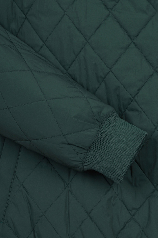 남성용 퀼티드 크루넥 풀오버는 봄, 가을, 겨울 시즌에 스포티하면서도 캐주얼한 스타일을 연출할 수 있는 상의입니다. 그린과 블루 두 가지 색상으로 출시되었으며, 다이아몬드 킬팅 패턴이 돋보입니다. 우븐 소재에 플리 안감을 더해 따뜻함과 편안함을 제공하며, 슬림핏 라운드넥 디자인으로 세련된 핏을 선사합니다. 사선 월트 포켓, 넥밴드, 소매단, 밑단 립밴드, 코듀로이 아플리케 자수, 경량 5각 티켓 디테일로 디자인의 완성도를 높였습니다. 골프룩과 가을 나들이룩에 매치하여 미니멀하면서도 개성 있는 스타일을 연출해보세요.
