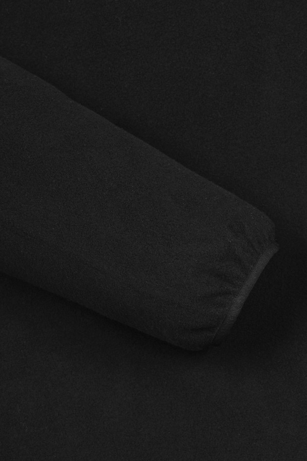 **(U) 모크넥 마이크로 플리스 풀오버**는 남성을 위한 가을/겨울용 상의입니다. 부드러운 촉감의 플리스 소재와 두꺼운 두께로 뛰어난 보온성을 제공하며, 스포티하고 캐주얼한 스타일을 연출합니다. 퀄팅 패턴과 레귤러핏 디자인은 세련된 외관을 더하고, 모크넥 디자인은 보온성을 높여줍니다. 골프룩, 일상복으로 활용하기 좋으며, 긴 소매 기장으로 활동성을 보장합니다.
