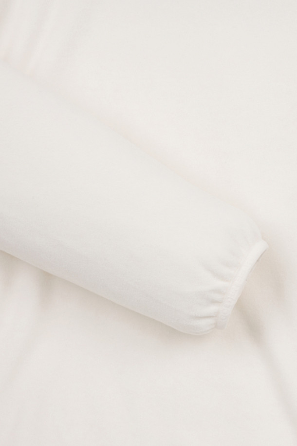 (U) 모크넥 마이크로 플리스 풀오버는 남성용 상의입니다. 부드러운 촉감의 플리스 소재와 폴리에스테르를 사용하여 가을, 겨울철 보온성을 높여주는 두꺼운 두께의 제품입니다. 스포티하면서도 베이직한 스타일로, 골프 및 일상용으로 활용하기 좋습니다. 모크넥 디자인과 긴소매, 레귤러핏으로 제작되었으며, 아이보리, 화이트 색상으로 출시되었습니다. 골프룩에 미니멀하고 클래식한 스타일을 더해줍니다.
