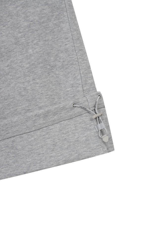 **Graphic EMB 크루넥 풀오버**는 남성용 상의로, 가을과 겨울에 활용하기 좋은 슬림핏, 데일리핏, 오버핏의 크루넥 풀오버입니다. 부드러운 이중직 소재로 제작되었으며, 신축성과 안티필링 기능이 있어 편안하게 착용할 수 있습니다. 디자인은 전면 가슴 중앙 커브드 로고와 좌측 소매 시그니처 디테일, 밑단 스트링 스토퍼, 소매 끝단 립밴드 마감, 넥테이프 적용으로 스포티하면서도 캐주얼한 무드를 연출합니다. 골프룩과 일상에서 모두 활용 가능한 미니멀한 스타일의 긴 소매 풀오버입니다. 그레이 컬러의 라운드넥 디자인이 특징입니다.
