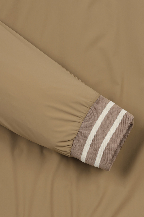 남성용 플리스 라이닝 크루넥 풀오버입니다. 베이지 색상으로, 골프 및 일상 착용에 적합하며 겨울철 보온성을 제공합니다. 우븐 소재 겉감과 부드러운 플리스 안감으로 편안한 착용감을 선사합니다. 슬림핏, 레귤러핏, 오버핏으로 다양한 스타일 연출이 가능하며, 왼쪽 가슴 자수, 왼쪽 소매 펜타곤 패치, 뒷면 로고 실리콘 프린트, 밑단 및 소매 끝단 배색 디테일이 특징입니다. 라운드넥, 긴소매 디자인으로 캐주얼, 스포티, 미니멀한 스타일을 즐길 수 있습니다.
