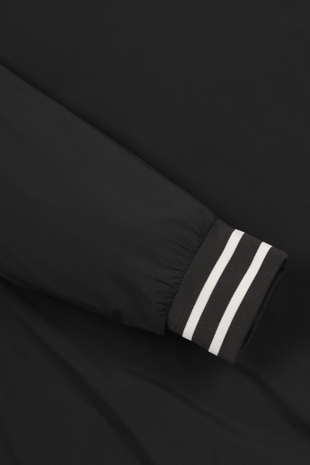 블랙 컬러의 플리스 안감 크루넥 우븐 풀오버입니다. 부드러운 촉감의 플리스 소재와 두꺼운 두께로 가을, 겨울철 따뜻하게 착용 가능합니다. 라운드넥 디자인에 레귤러핏으로 제작되었으며, 스포티하고 베이직한 스타일을 연출합니다. 골프 및 일상복으로 활용 가능하며, 스트라이프 디테일이 특징입니다. 남성 골프룩에 적합한 아이템입니다.
