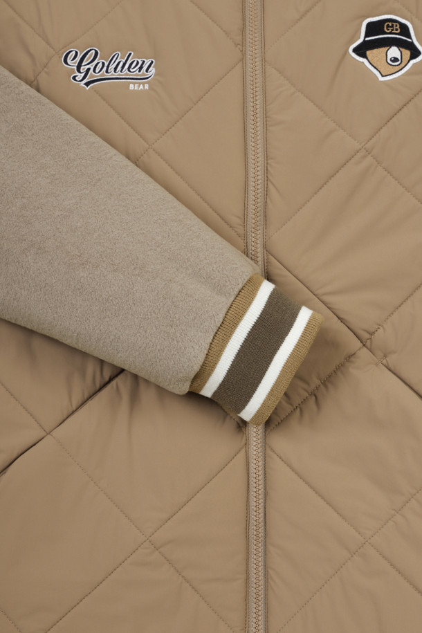 남성용 퀼티드 하이브리드 재킷입니다. 베이지 색상으로, 가을과 겨울에 따뜻하게 입을 수 있습니다. 골프 및 일상용으로 모두 활용 가능하며, 스포티하면서도 캐주얼한 스타일을 연출합니다. 폴리에스테르 소재로 제작되어 부드러운 촉감을 제공하며, 두꺼운 두께감으로 보온성을 높였습니다. 레귤러핏에 긴 소매, 집업 여밈 방식의 퀼팅 코트 타입 하이브리드 디자인입니다.
