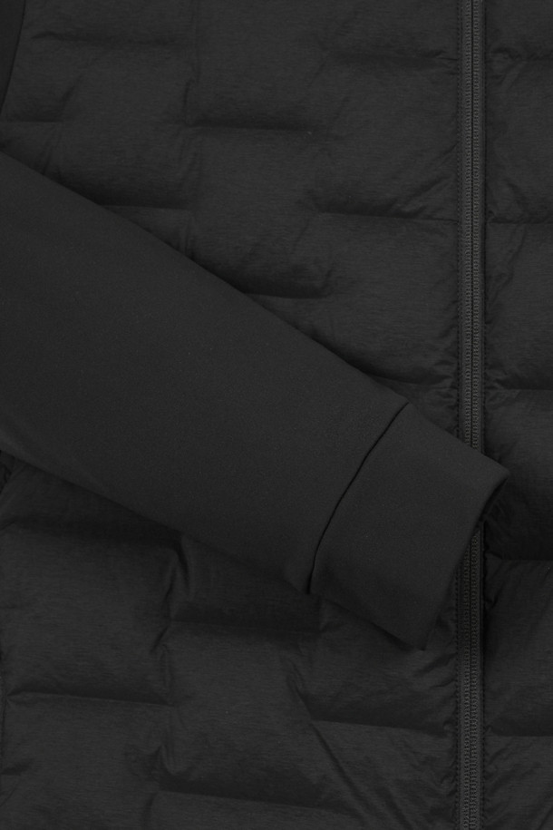 남성 골프웨어, 하이브리드 다운 점퍼입니다. 트리코트와 다운 파트를 배치한 하이브리드 디자인으로, 봄/가을/겨울 시즌에 스포티하고 미니멀한 스타일을 연출합니다. 두꺼운 두께감의 나일론 소재이며, 슬림핏과 오버핏으로 폭넓은 핏을 선택할 수 있습니다. 집업 스타일로 간편하게 착용 가능하며, 기장은 레귤러입니다. 좌측 소매 시그니처 오각 디테일과 전면 좌측 가슴 시그니처 리플렉티브 베어 디테일, 후면 중단 골프베어 로고 리플렉티브 프린트로 포인트를 더했습니다.
