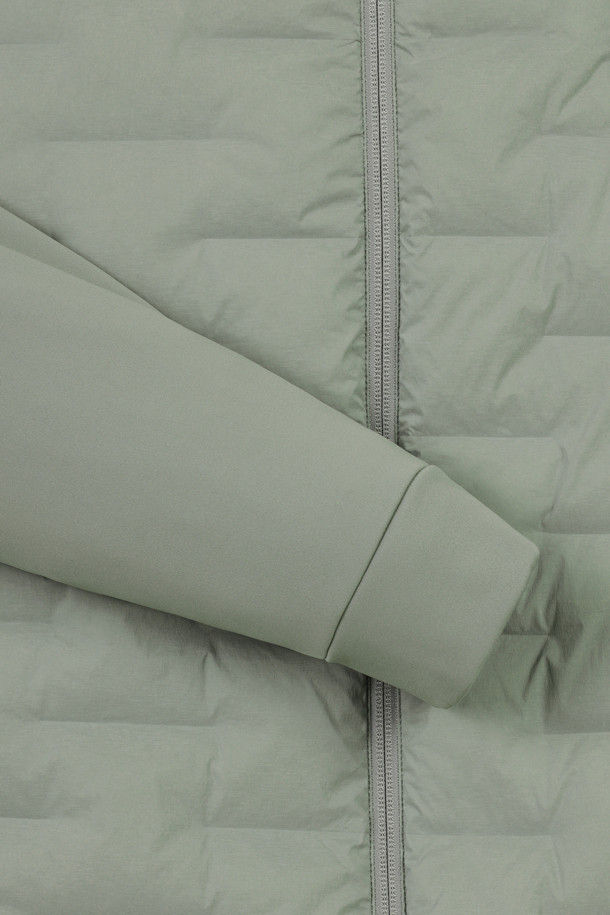 남성용 하이브리드 다운 점퍼입니다. 그레이 컬러의 무지 디자인으로, 가을과 겨울에 골프 또는 일상에서 스포티하고 캐주얼한 스타일을 연출하기 좋습니다. 두꺼운 두께감과 부드러운 촉감의 나일론, 폴리에스테르 혼방 소재로 제작되어 보온성과 방풍 기능을 제공합니다. 레귤러핏에 집업 스타일, 긴 소매 기장으로 활동성을 높였으며, 하이브리드 디자인과 기능성을 더했습니다.
