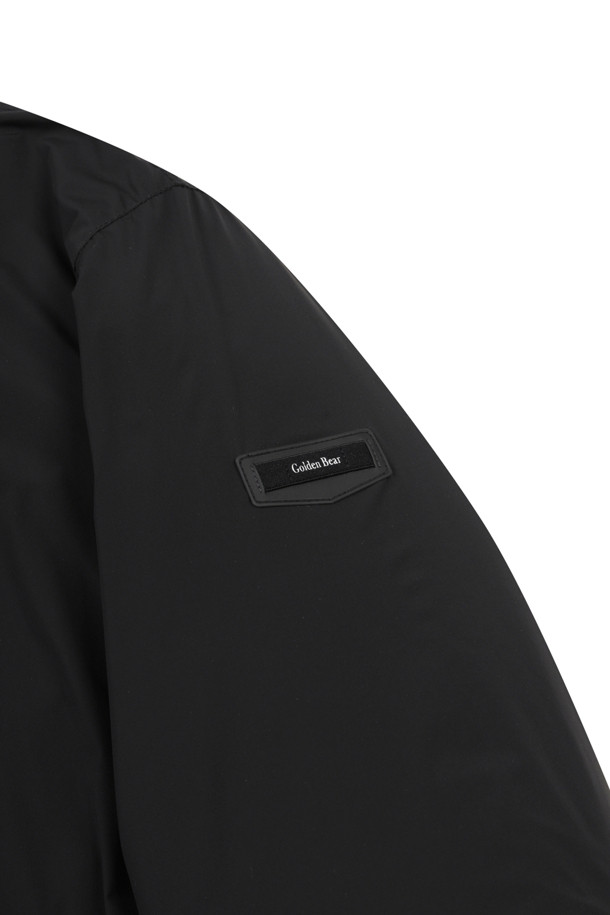 남성용 '윈드프로프 라이닝 패디드 재킷'은 가을, 겨울 시즌에 적합한 방풍 및 보온 기능을 갖춘 패딩 재킷입니다. 스포티하면서도 미니멀한 블랙 색상의 무지 디자인으로, 골프룩 또는 일상복으로 활용 가능합니다. 두꺼운 두께감과 부드러운 촉감의 나일론 소재를 사용하여 편안한 착용감을 제공하며, 긴 소매와 레귤러핏으로 제작되었습니다. 집업 스타일의 레귤러 기장으로 활동성을 높였으며, 내부는 패딩 안감으로 마감되어 뛰어난 보온성을 자랑합니다.
