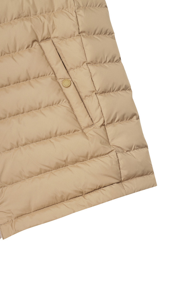 가볍고 따뜻한 남성용 '라이트웨이트 다운 베스트'입니다. 부드러운 촉감의 나일론과 폴리에스테르 혼방 소재로 제작되어 가을, 겨울철 보온성을 책임집니다. 베이지 색상의 무지 디자인으로, 스포티, 캐주얼, 미니멀 등 다양한 스타일 연출이 가능합니다. 골프룩은 물론, 일상에서도 편안하게 착용할 수 있는 활용도 높은 아이템입니다. 집업 스타일, 레귤러 핏, 민소매 디자인으로 활동성을 높였습니다.
