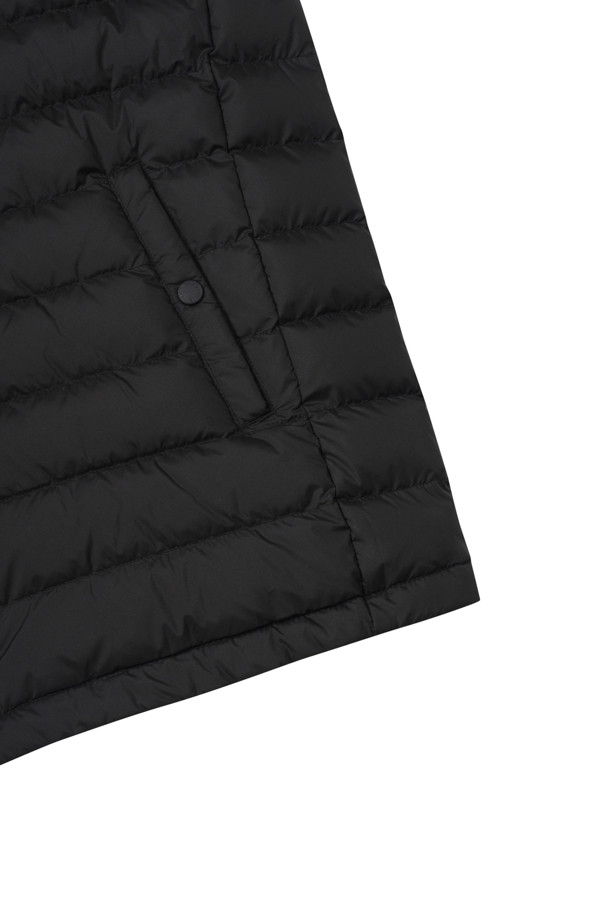 남성용 경량 다운 베스트입니다. 가을, 겨울 시즌에 골프, 일상 등 다양한 TPO에 활용하기 좋은 스포티하고 캐주얼한 스타일의 아이템입니다. 부드러운 촉감의 나일론과 폴리에스테르 혼방 소재로 제작되어 가볍고 따뜻하며, 뛰어난 보온성을 제공합니다. 무지 디자인에 레귤러핏으로 제작되었으며, 집업 방식으로 간편하게 착용할 수 있습니다. 
