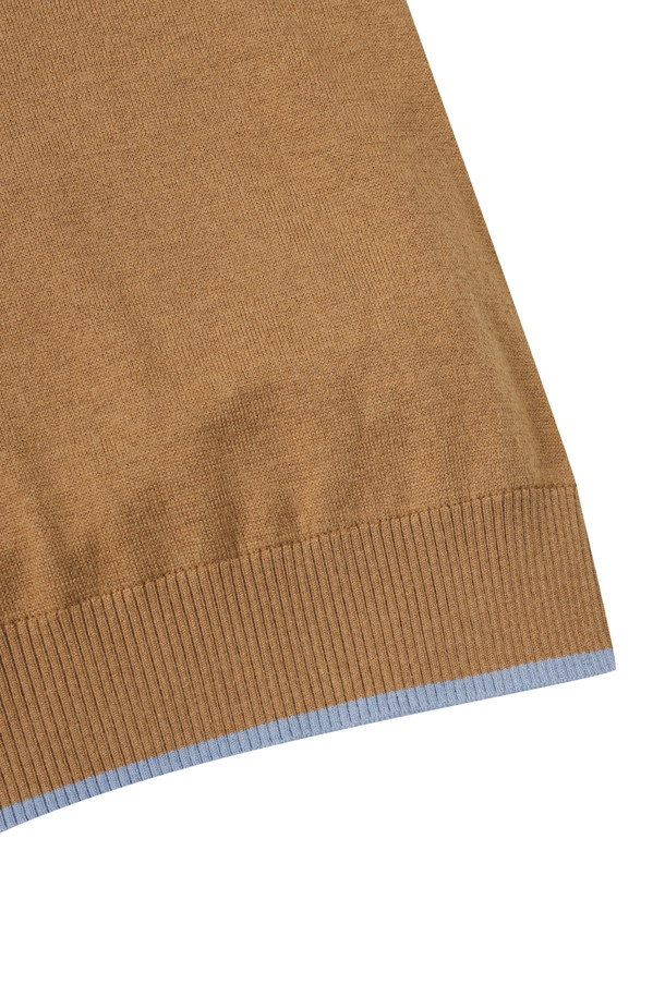 남성 골프 및 일상용 방풍 안감 풀오버 니트입니다. 베이지 및 브라운 컬러의 부드러운 울 소재 니트 풀오버로, 가을과 겨울에 따뜻하게 착용할 수 있습니다. 넉넉한 레귤러핏에 라운드넥 디자인으로 캐주얼하고 스포티한 스타일을 연출합니다. 긴 소매 기장과 두꺼운 두께, 기모 안감으로 보온성을 높였으며, 무지 패턴으로 깔끔함을 더했습니다. 골프웨어뿐만 아니라 데일리룩으로도 활용하기 좋은 실용적인 니트 풀오버입니다.
