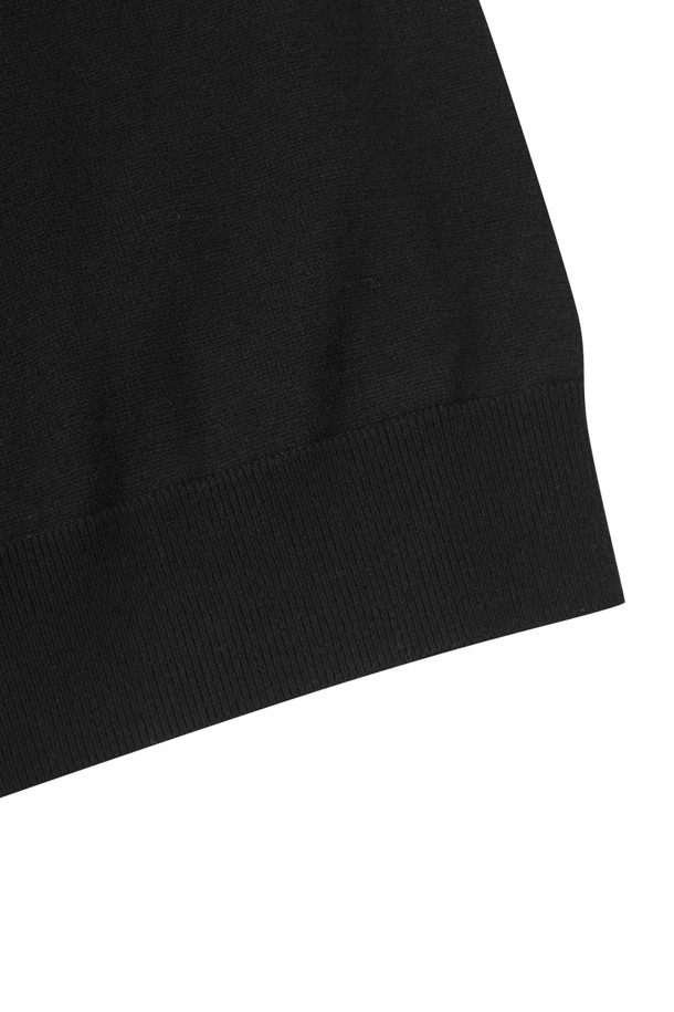 **윈드프루프 라이닝 하프 집업 니트**는 남성용 상의로, 가을과 겨울에 따뜻함과 스타일을 동시에 제공합니다. 블랙과 화이트 두 가지 색상으로 출시되어 어떤 스타일에도 쉽게 매치할 수 있습니다. 스포티하면서도 캐주얼한 무드를 연출하며, 골프룩과 출근룩 등 다양한 TPO에 활용 가능합니다. 레귤러핏에 하프넥 디자인, 긴소매 기장으로 제작되었으며, 두꺼운 두께감과 기모 안감, 방풍 및 보온 기능으로 추운 날씨에도 쾌적하게 착용할 수 있습니다. 부드러운 촉감과 무지 패턴, 집업 및 배색 디테일이 돋보이는 미니멀한 디자인의 니트입니다.
