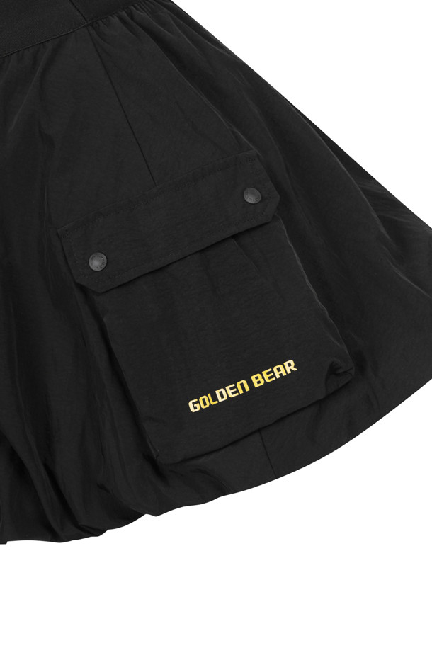 (W)(골든 베어 X 배트맨) 사이드 아웃포켓 벌룬 스커트입니다. 여성용으로, 그레이와 블랙 두 가지 색상으로 출시되었습니다. 골프 및 일상용으로 활용 가능하며, 여름, 가을, 겨울 계절에 모두 착용할 수 있습니다. 스포티하면서도 캐주얼한 스타일을 연출하며, 벌룬 핏으로 편안함을 더했습니다. 양쪽 사이드 플랩 아웃포켓과 허리 밴드 골든베어 입체 로고, 오른쪽 포켓 하단 레터링 프린트, 오른쪽 뒷면 콜라보 전용 D링이 특징입니다.
