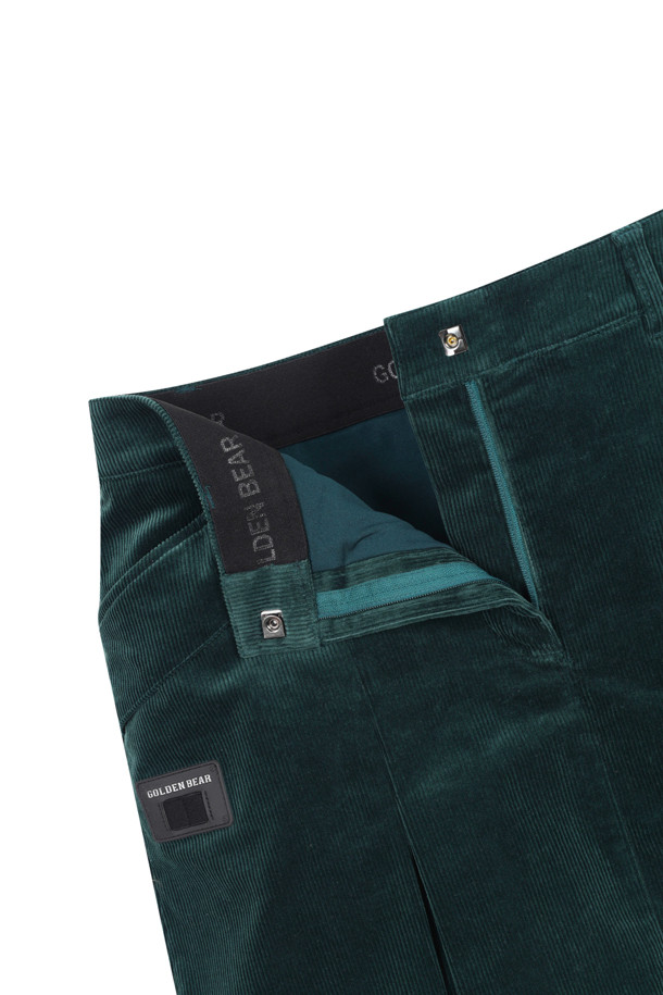 (W) 코듀로이 플리츠 스커트는 여성용으로, 가을과 겨울에 어울리는 아이보리 및 그린 컬러의 플리츠 스커트입니다. 부드러운 코듀로이 소재와 두꺼운 두께감으로 따뜻함을 제공하며, 클래식하고 베이직한 스타일을 연출합니다. 속바지 일체형으로 활동성을 높였으며, 사선 포켓 라인과 플랩 디테일, 골드베어 시그니처 장식, 삼각링 부착으로 디자인 포인트를 더했습니다. 골프룩, 가을 나들이룩, 겨울 데일리룩 등 다양한 TPO에 맞춰 클래식, 미니멀, 캐주얼 스타일을 완성할 수 있습니다. 슬림핏, 데일리핏, 오버핏으로 다양한 핏을 연출해보세요.
