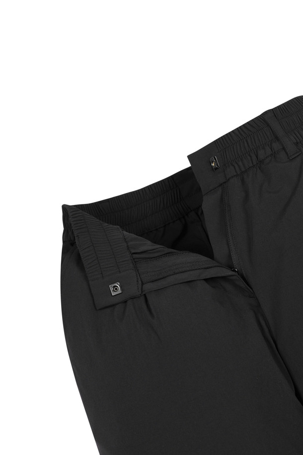 (W) 와이드 핏 팬츠는 여성 골퍼 및 일상복으로 활용 가능한 베이지 컬러의 긴 바지입니다. 봄, 여름, 가을, 겨울 사계절 모두 착용할 수 있으며, 베이직하고 캐주얼한 스타일을 연출합니다. 신축성이 우수하고, 후면 허리 밴드 하단에 삼각 립(rim)이 부착되어 편안한 착용감을 제공합니다. 후면 포켓에는 골드베어 레터링 자수 로고가 있으며, 타월이나 소품 탈부착이 가능한 포켓이 있어 실용성을 더했습니다. 와이드 핏으로 편안하면서도 세련된 골프룩, 가을 나들이룩을 완성해보세요.
