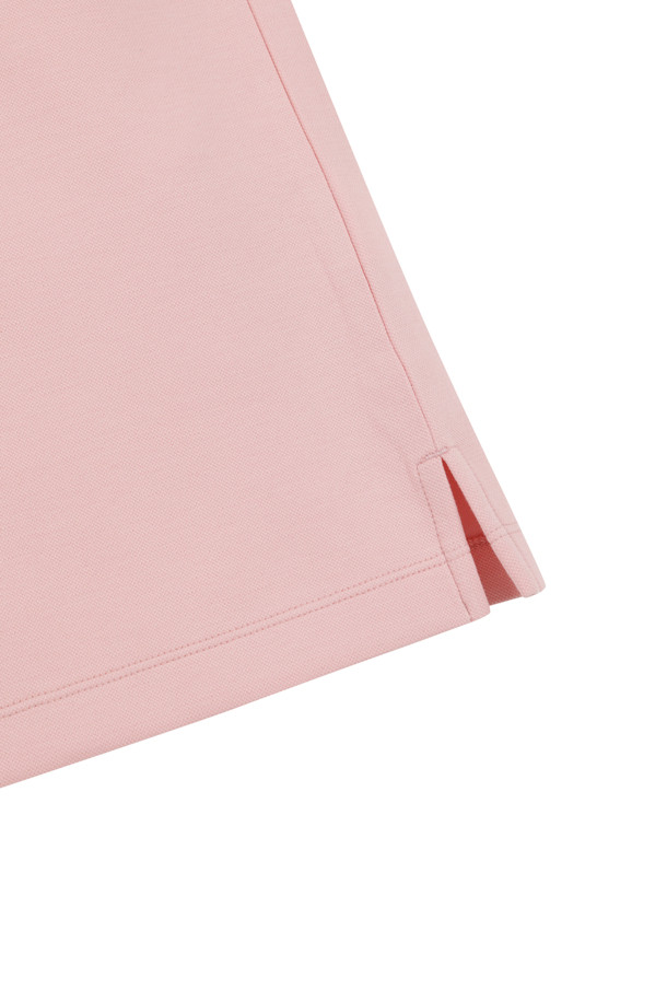 (W) 소프트 터치 피케 폴로 카라 긴팔 티셔츠는 여성 골프 및 일상 생활을 위해 디자인되었습니다. 부드러운 촉감의 면, 폴리에스터, 스판덱스 혼방 소재로 제작되어 편안한 착용감을 선사합니다. 슬림핏, 레귤러핏, 오버핏으로 다양한 핏을 제공하며, 아이보리, 핑크, 그린 3가지 다채로운 컬러로 출시되었습니다. 와플 패턴, 긴 소매, 폴로넥 디자인이 특징이며, 좌측 가슴 로고 패치와 밑단 사이드 슬릿으로 포인트를 더했습니다. 신축성과 속건 기능으로 활동성을 높여 봄, 여름, 가을, 겨울 사계절 모두 활용 가능합니다.
