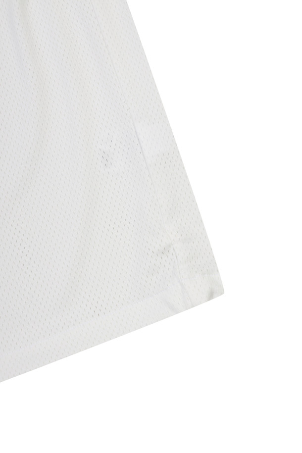 (W) 메쉬 롱 슬리브 티셔츠는 골프 활동에 적합한 여성용 상의입니다. 아이보리 컬러의 메쉬 소재로 제작되어 봄, 여름, 가을, 겨울 사계절 모두 착용 가능하며, 슬림핏, 레귤러핏, 오버핏으로 다양한 스타일을 연출할 수 있습니다. V넥 디자인에 밑단 스트링으로 핏 조절이 용이하며, 골든베어 레터링 프린트와 소매 'GDBR' 텍스트 프린트가 특징입니다. 넥 라인과 어깨 라인의 배색 포인트, 소매 립 배색으로 스포티한 무드를 더했습니다.
