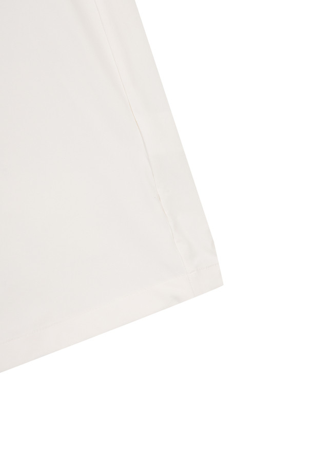 (W) 백 그래픽 우븐 스웨트 (W) Back Graphic Woven Sweat는 여성 골프 및 일상 용도로 디자인된 스포티 스타일의 상의입니다. 봄, 여름, 가을, 겨울 사계절 활용 가능한 제품으로, 트윌 소재로 제작되어 적당한 두께감을 제공합니다. 후드 지퍼 디자인과 소매 끝단 립밴드, 양쪽 밑단 스트링 스토퍼가 특징이며, 뒷면 레터링 로고 아플리케 아트워크가 돋보입니다. 슬림핏 또는 오버핏으로 연출 가능하며, 왼쪽 가슴 베어 와펜과 왼쪽 소매 시그니처 와펜이 디자인 포인트를 더합니다.
