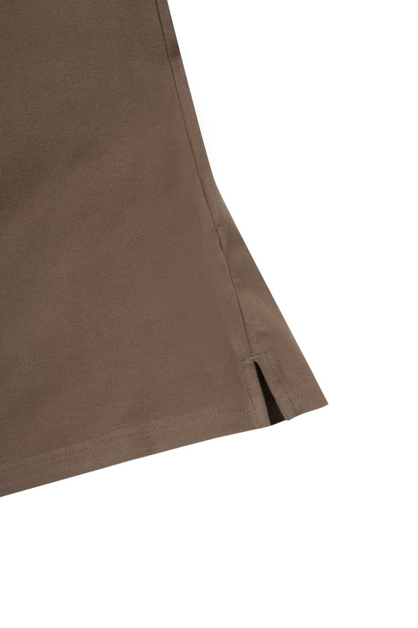 (W) A/R 소프트 터치 카라 티셔츠는 여성 골퍼들을 위한 베이직 스타일의 긴소매 골프 티셔츠입니다. 아이보리, 핑크, 브라운 세 가지 컬러로 출시되었으며, 봄, 가을, 겨울 시즌에 착용하기 좋습니다. 부드러운 촉감의 아크릴, 레이온, 폴리우레탄 혼방 소재로 제작되었으며, 보온성을 위한 기모 안감이 특징입니다. 돌로 카라넥 디자인과 좌측 가슴의 시그니처 뉴베어 자수 와펜이 돋보이며, 슬림핏, 데일리핏, 오버핏으로 다양한 스타일을 연출할 수 있습니다. 밑단과 소매단 삼봉 마감으로 깔끔함을 더했습니다.
