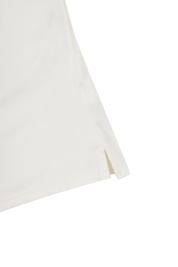 (W) A/R 소프트 터치 카라 티셔츠는 여성 골프 및 일상복으로 활용 가능한 긴소매 티셔츠입니다. 아이보리, 핑크, 브라운 세 가지 색상으로 출시되었으며, 부드러운 촉감의 아크릴레이온, 폴리우레탄 혼방 소재로 제작되었습니다. 베이직 스타일의 무지 디자인에 슬림핏, 데일리핏, 오버핏으로 다양한 핏을 제공하며, 보온 기능과 기모 안감으로 따뜻함을 더했습니다. 좌측 가슴에는 시그니처 뉴베어 자수 와펜이 포인트로 들어가 있으며, 밑단과 소매단은 삼봉 마감 처리로 깔끔하게 마무리되었습니다.
