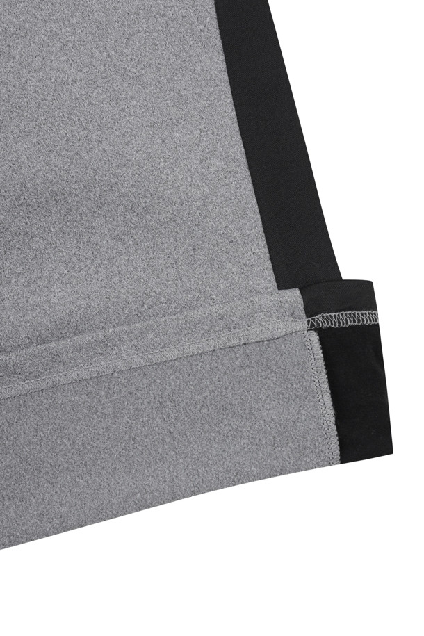 (W) 컬러 컨트라스트 베이스 레이어는 여성 골퍼 및 겨울철 데일리룩을 위한 슬림핏 또는 오버핏의 긴소매 모크넥 베이스 레이어입니다. 그레이, 블랙 두 가지 색상으로 출시되었으며, 스포티하고 미니멀한 스타일을 연출합니다. 부드러운 촉감과 신축성 있는 소재로 편안한 착용감을 제공하며, 사이드 컬러 배색 패널 디자인과 왼쪽 가슴 자수 와펜이 특징입니다. 비침이 없어 단품 티셔츠로도 활용 가능합니다. 가을, 겨울 시즌에 적합한 두께감의 베이직한 무지 스타일입니다.
