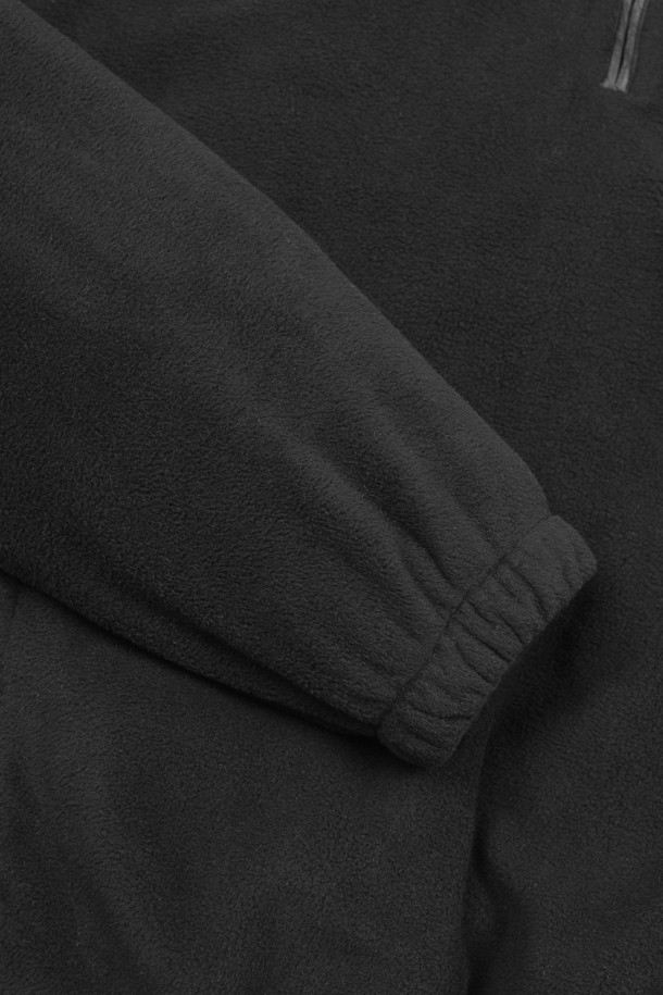 (W) 우븐 하이브리드 마이크로 플리스 후디는 여성용으로, 골프 및 일상 활동에 적합한 상의입니다. 가을과 겨울에 따뜻하게 착용할 수 있도록 두꺼운 두께감의 플리스 소재와 폴리에스테르 소재를 혼합하여 제작되었습니다. 블랙 색상의 무지 디자인에 긴소매와 후드, 레귤러핏으로 스포티하면서도 캐주얼한 스타일을 연출합니다. 하이브리드 소재 믹스로 보온성과 통기성을 동시에 갖췄으며, 집업 형태의 여밈 방식으로 편안하게 착용 가능합니다.
