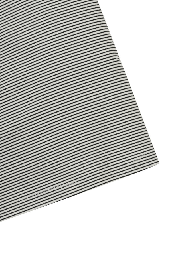 (W) 스트라이프 터틀넥 티셔츠는 여성 골프 및 일상용 상의입니다. 부드러운 면 소재로 제작되어 가을, 겨울 시즌에 따뜻하고 편안하게 착용할 수 있습니다. 기본 스타일의 레귤러 핏 디자인에, 그레이 색상과 스트라이프 패턴으로 클래식하고 미니멀한 무드를 연출합니다. 긴 소매와 터틀넥 디자인은 보온성을 높여주며, 골프룩으로도 활용 가능합니다. 얇은 두께감으로 레이어드하여 다양한 스타일을 연출할 수 있습니다.
