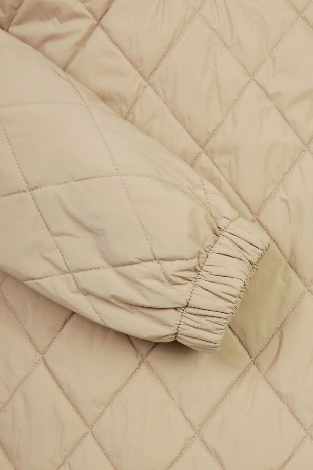 (W) 퀼티드 브이넥 스웨트는 여성 골프 및 일상룩을 위한 따뜻하고 스타일리시한 상의입니다. 부드러운 폴리에스테르 소재에 퀄팅 패턴과 패딩 안감으로 보온성과 방풍 기능을 갖췄습니다. 슬림핏 디자인에 브이넥 라인으로 세련된 느낌을 더하고, 베이지와 블랙 두 가지 색상으로 출시되었습니다. 스트링 밑단, 립밴드 소매단, 사이드 스냅 버튼 포켓, 버릿베어 자수 와펜, 오각 티꽂이 와펜 등의 디테일이 돋보입니다. 가을, 겨울 시즌 스포티하고 캐주얼한 스타일을 연출하기 좋습니다.
