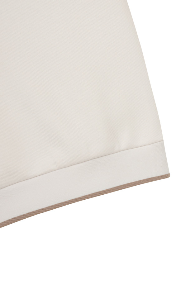 (W) 플리스 라인 로고 스웨트는 여성 골프 및 일상용 상의입니다. 아이보리 컬러의 레귤러핏 긴소매 스웨트로, 가을/겨울 시즌에 적합합니다. 부드러운 플리스 소재에 기모 안감을 더해 보온성을 높였으며, 라운드넥 디자인으로 편안한 착용감을 선사합니다. 로고 디테일이 돋보이는 스포티하면서도 캐주얼한 스타일의 두꺼운 스웨트입니다.
