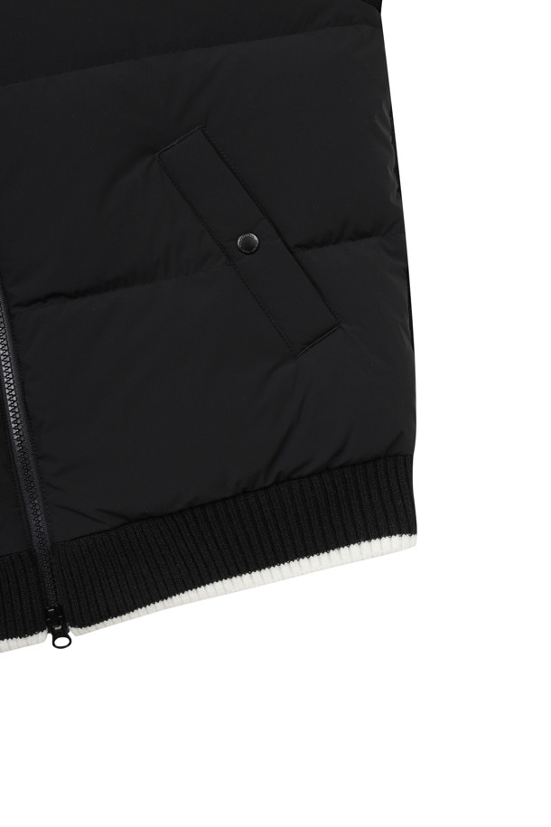 (W) 니트 하이브리드 다운 재킷은 여성용 아우터로, 가을과 겨울에 골프 또는 일상생활에서 스포티하고 캐주얼한 스타일을 연출하기 좋습니다. 니트 소매와 다운 충전재 바디의 하이브리드 디자인으로 보온성과 활동성을 동시에 잡았습니다. 그레이, 블루 두 가지 색상으로 출시되었으며, 슬림핏, 레귤러핏, 오버핏 등 다양한 핏으로 만나볼 수 있습니다. 방풍 기능과 부드러운 촉감의 나일론 안감이 특징이며, 시그니처 자수, 대각선 지퍼 포켓, 세미오토락 지퍼 등의 디테일이 돋보입니다.
