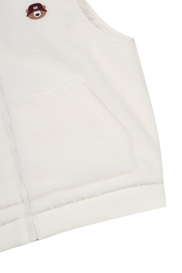 (W) 백 그래픽 플리스 베스트는 여성 고객을 위한 플리스 소재의 집업 베스트입니다. 부드러운 촉감의 아이보리 컬러로, 가을, 겨울 시즌 골프 또는 일상에서 스포티하고 캐주얼한 스타일을 연출할 수 있습니다. 슬림핏 디자인에 레귤러 기장으로 제작되었으며, 양쪽 사이드 포켓과 왼쪽 가슴의 뉴베어 자수 와펜, 립조직 배색이 특징입니다. 보온과 통기 기능으로 쾌적함을 유지하며, 울 접밴드 마감으로 깔끔함을 더했습니다.
