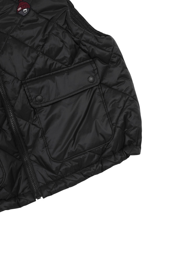 (W) 플리스 카라 퀼팅 베스트는 여성용 아우터로, 가을과 겨울에 골프 또는 일상에서 캐주얼하고 스포티하게 연출하기 좋은 아이템입니다. 블랙 컬러의 퀼팅 패턴이 돋보이며, 부드러운 촉감과 두꺼운 두께로 따뜻함을 제공합니다. 집업 스타일과 레귤러핏으로 편안한 착용감을 선사하며, 플리스 카라와 포켓 디테일이 실용성을 더합니다. 민소매 디자인으로 활동성을 높여 골프룩 연출에 적합합니다.
