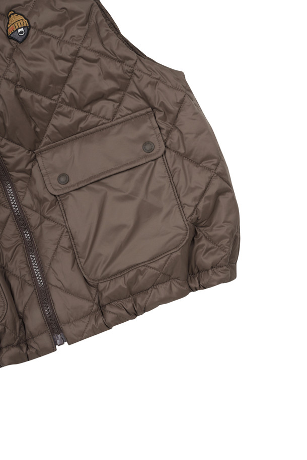 (W) 플리스 카라 퀄티드 베스트는 여성스러운 스타일을 강조하는 아우터입니다. 브라운 컬러의 부드러운 플리스 카라와 퀄팅 디테일이 특징이며, 가을과 겨울에 따뜻함과 스타일을 동시에 제공합니다. 집업 스타일과 레귤러핏으로 편안하게 착용 가능하며, 골프룩 또는 일상 캐주얼룩, 스포티룩, 미니멀룩 등 다양한 스타일 연출에 활용할 수 있습니다. 두꺼운 두께감으로 보온성을 높였으며 민소매 디자인으로 활동성을 보장합니다.
