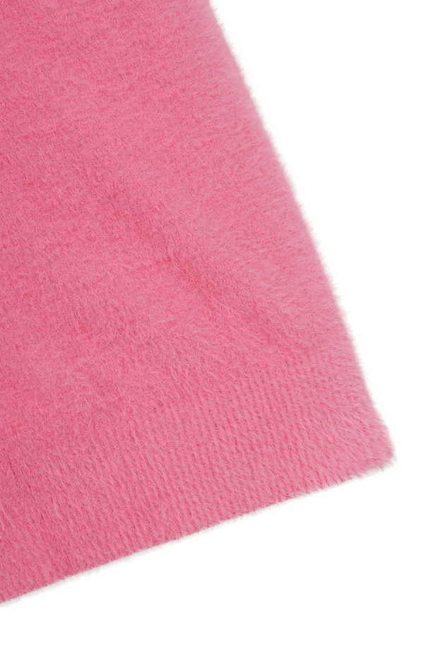 (W) 플러피 얀 후드 니트는 부드러운 촉감과 보온성을 갖춘 여성용 상의입니다. 플러피한 텍스처와 무지 패턴으로 캐주얼하고 스포티한 스타일을 연출하며, 가을/겨울 시즌 골프룩으로도 활용 가능합니다. 레귤러핏에 긴 소매, 후드 네크라인 디자인으로 편안함을 더했습니다. 두꺼운 두께감으로 따뜻하게 착용할 수 있으며, 핑크 컬러가 사랑스러운 분위기를 선사합니다. 플리스 소재로 제작되어 부드러운 착용감을 제공합니다.
