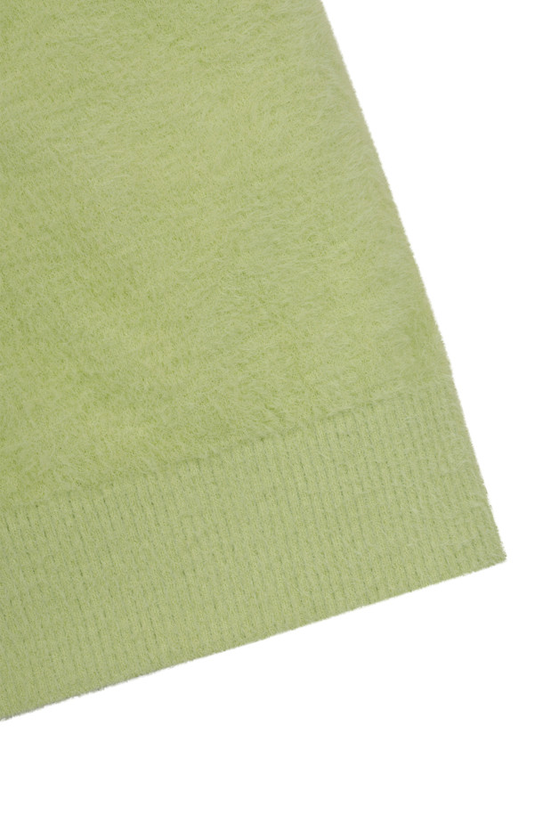 (W) 플러피 얀 후드 니트는 부드러운 날개사 소재로 제작되어 포근한 착용감을 선사합니다. 베이지, 옐로우 그린, 핑크 세 가지 다채로운 색상으로 출시되었으며, 세미 오버핏의 캐주얼한 스타일을 연출합니다. 가을, 겨울 시즌에 골프룩 또는 일상룩으로 활용하기 좋으며, 좌측 가슴 비니 베어 와펜과 후드 스트링 디테일이 특징입니다. 소매와 밑단 1X7 립조직으로 마감하여 늘어짐을 방지하고, 신축성 있는 소재로 활동성을 높였습니다. 무지 디자인에 긴 소매 기장으로 어떤 스타일에도 쉽게 매치할 수 있습니다.
